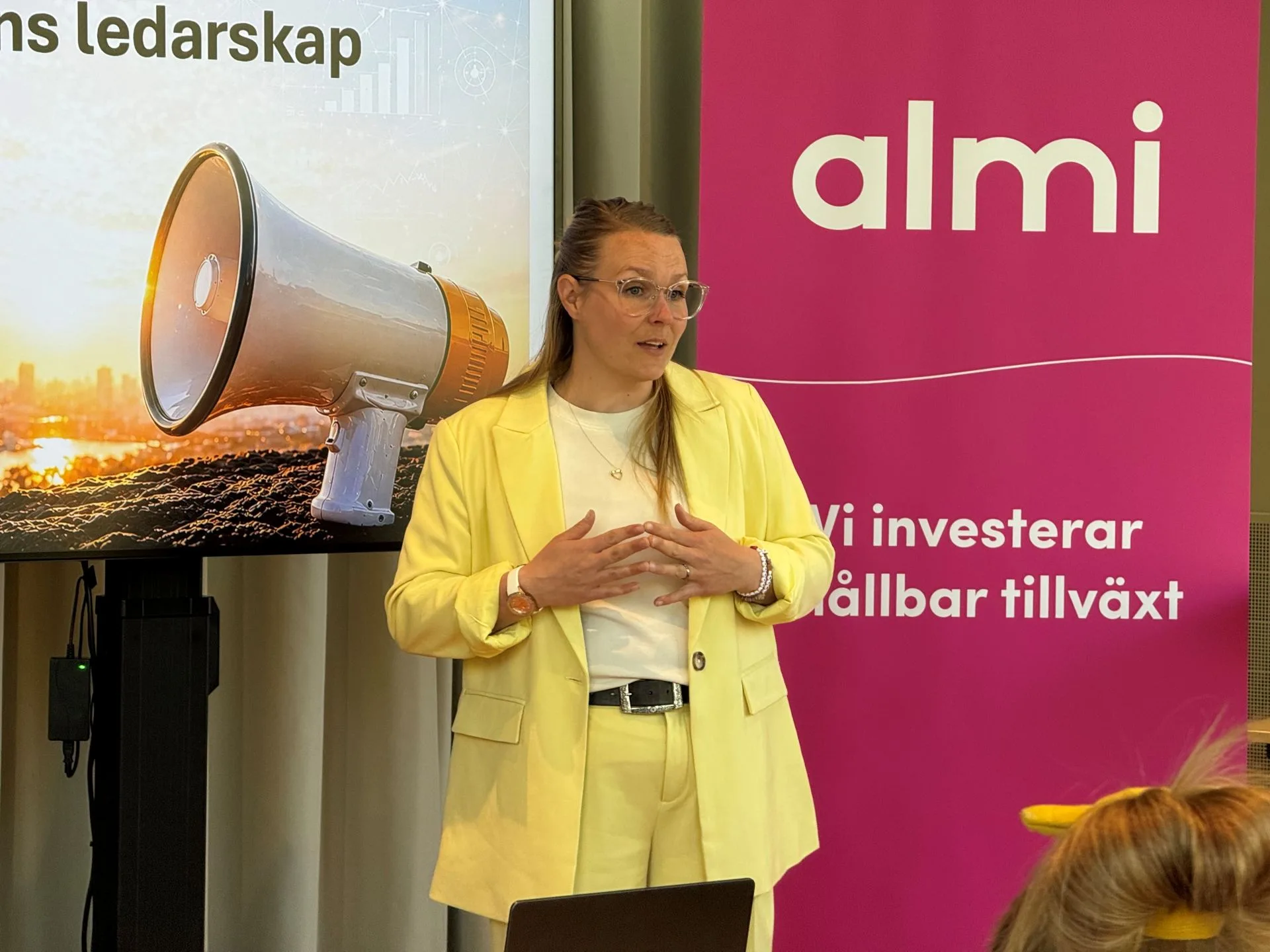Tina Algeskär under en föreläsning
