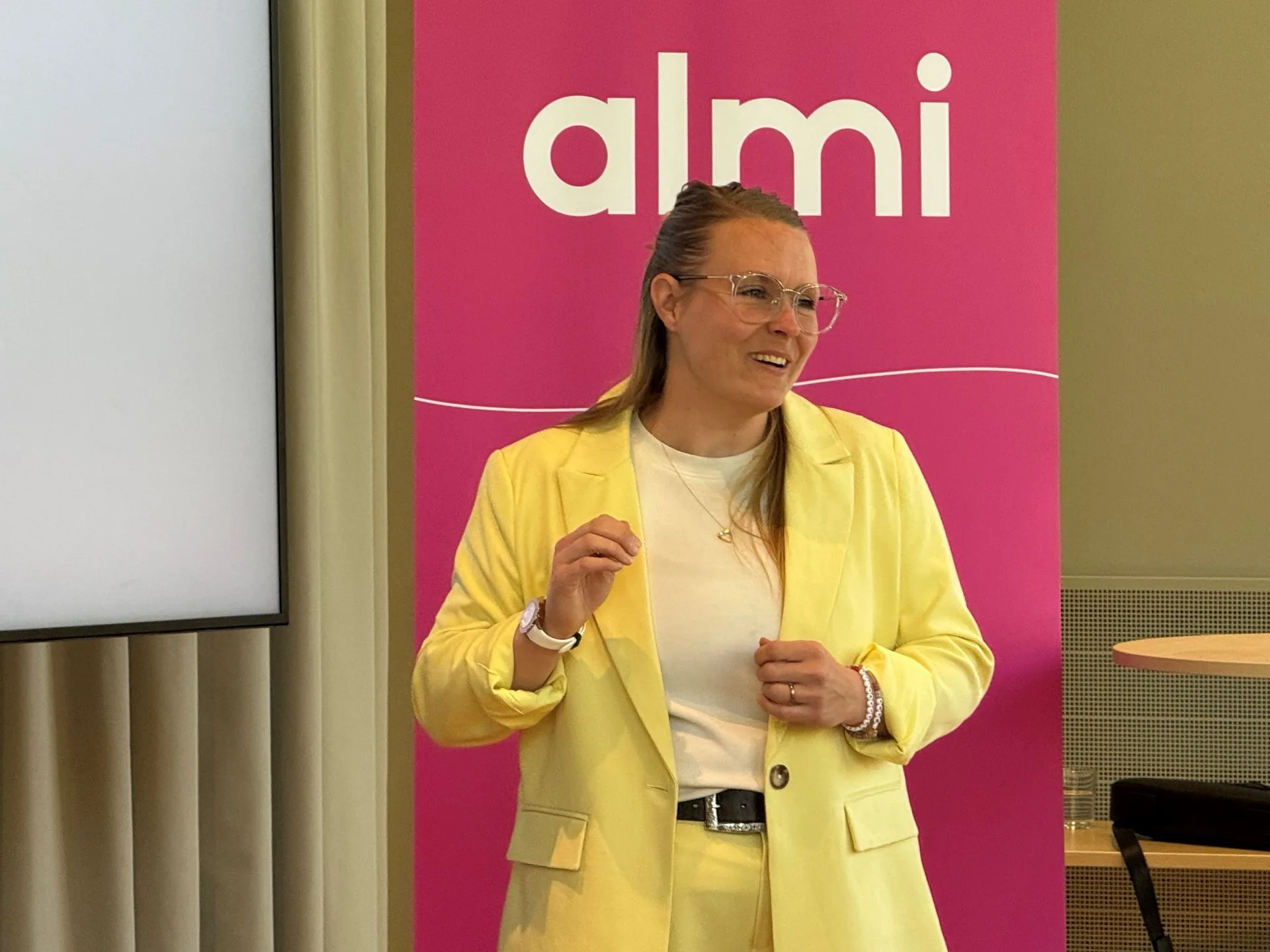 Tina Algeskär samtalar och vägleder kring praktisk AI
